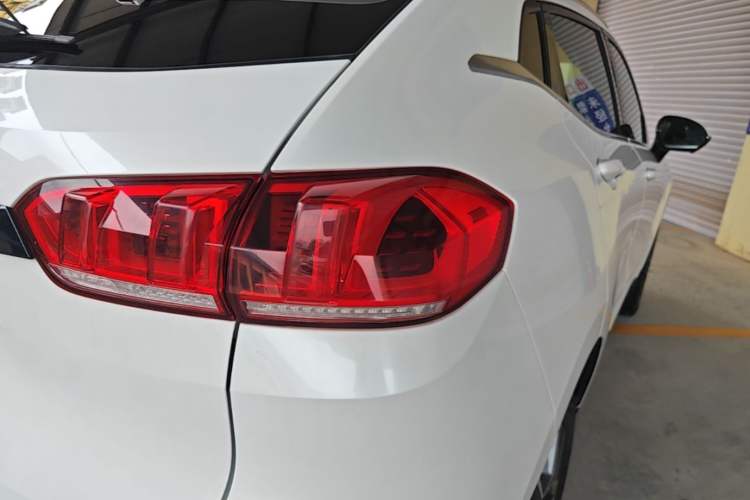 Used Wey VV5 2020 1.5T Two-Wheel Drive Smart Pioneer Right Rear Taillight