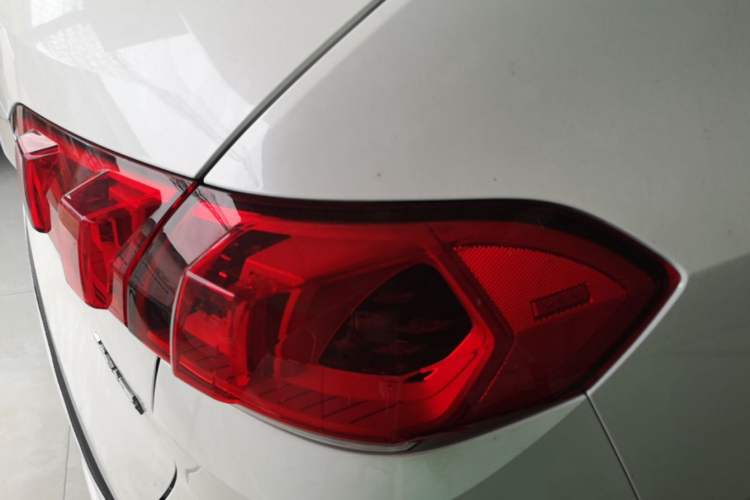 Used Wey VV5 2020 1.5T Two-Wheel Drive Color Pioneer Right Rear Taillight