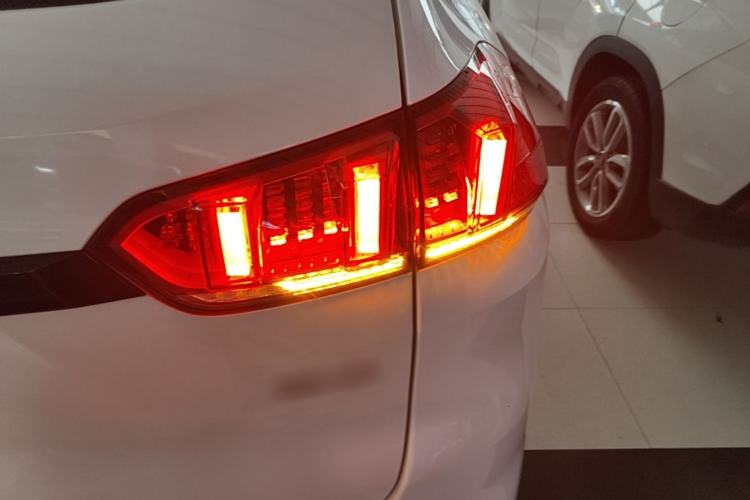 Used Wey VV5 2020 1.5T Two-Wheel Drive Color Pioneer Right Rear Taillight
