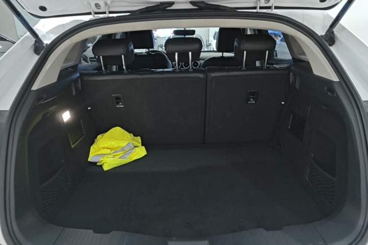 Used Wey VV5 2020 1.5T Two-Wheel Drive Color Pioneer Trunk