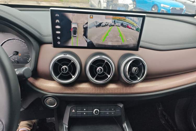 Used Wey VV5 2021 1.5T Two-Wheel Drive Color Pioneer Audio And AC Panel