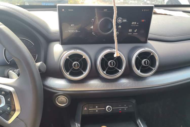 Used Wey VV5 2021 1.5T Two-Wheel Drive Color Pioneer Audio And AC Panel