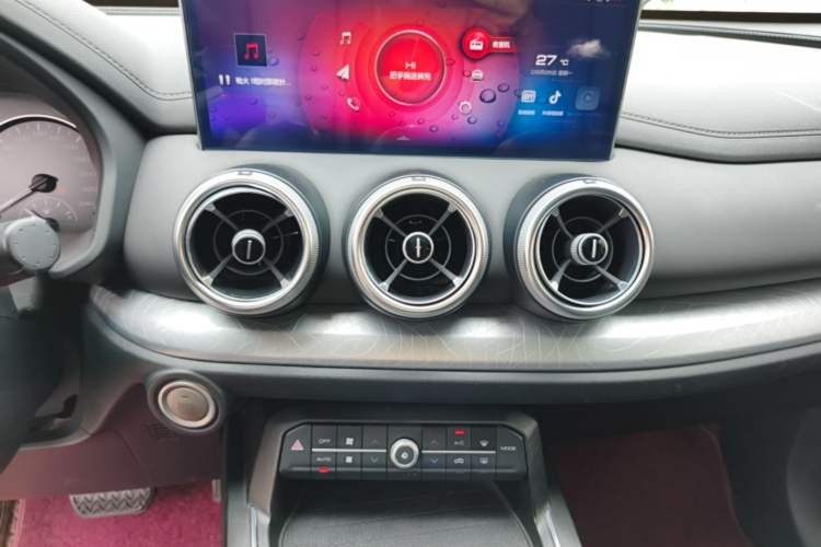 Used Wey VV5 2021 1.5T Two-Wheel Drive Color Pioneer Audio And AC Panel