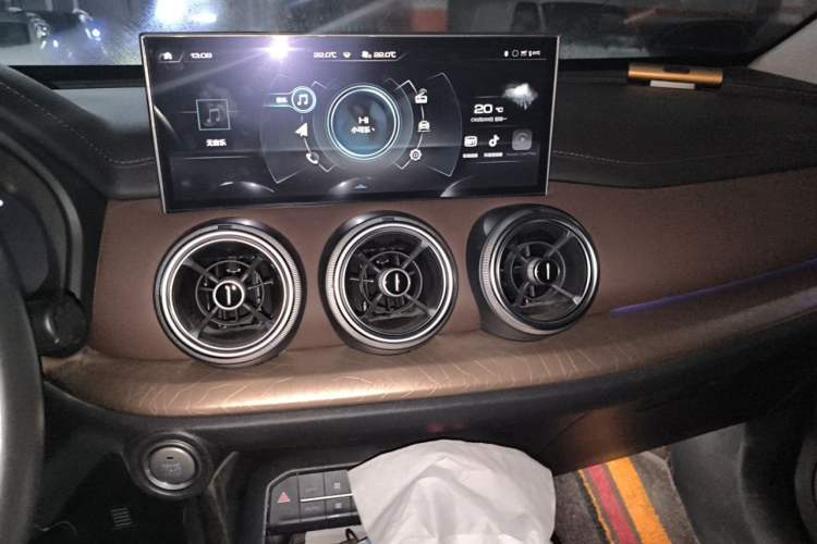 Used Wey VV5 2021 1.5T Two-Wheel Drive Smart Pioneer Audio And AC Panel