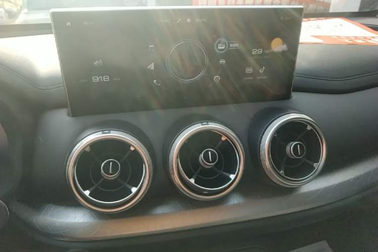 Used Wey VV5 2021 1.5T Two-Wheel Drive Smart Pioneer Audio And AC Panel