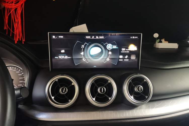 Used Wey VV5 2021 1.5T Two-Wheel Drive Color Pioneer Audio And AC Panel
