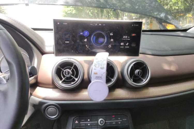 Used Wey VV5 2021 1.5T Two-Wheel Drive Color Pioneer Audio And AC Panel