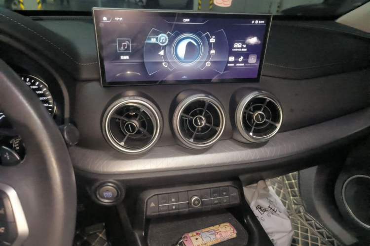 Used Wey VV5 2021 1.5T Two-Wheel Drive Color Pioneer Audio And AC Panel