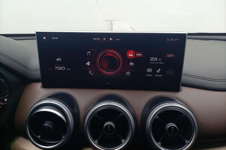 Used Wey VV5 2021 1.5T Two-Wheel Drive Smart Pioneer Audio And AC Panel
