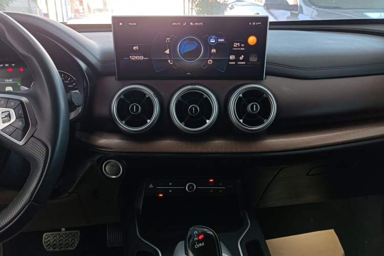 Used Wey VV5 2021 1.5T Two-Wheel Drive Color Pioneer Audio And AC Panel