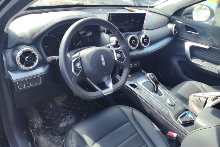 Used Wey VV5 2021 1.5T Two-Wheel Drive Color Pioneer Center Console