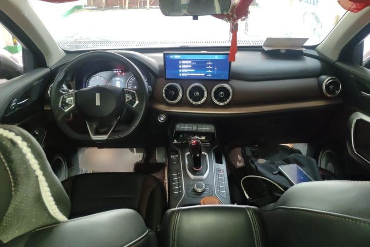 Used Wey VV5 2021 1.5T Two-Wheel Drive Color Pioneer Center Console