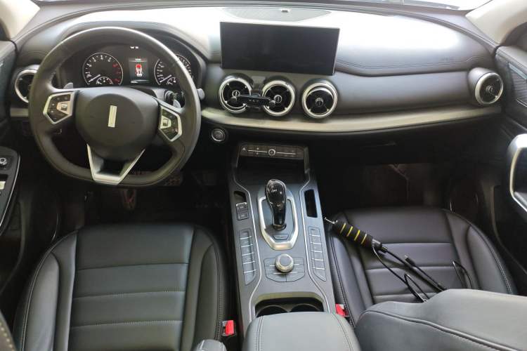 Used Wey VV5 2021 1.5T Two-Wheel Drive Color Pioneer Center Console