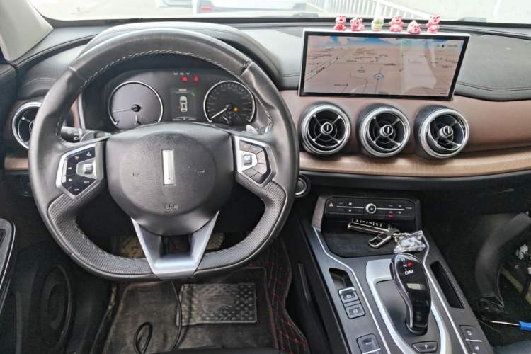 Used Wey VV5 2021 1.5T Two-Wheel Drive Color Pioneer Center Console