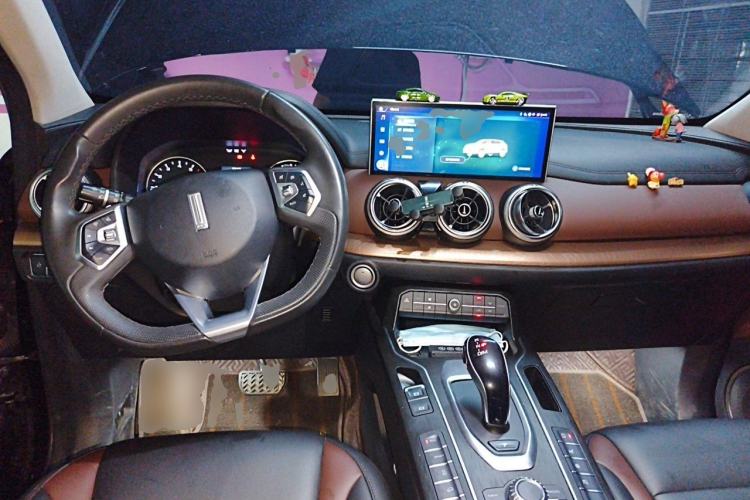 Used Wey VV5 2021 1.5T Two-Wheel Drive Color Pioneer Center Console