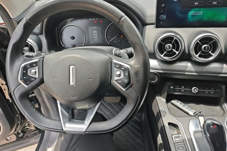 Used Wey VV5 2021 1.5T Two-Wheel Drive Color Pioneer Center Console