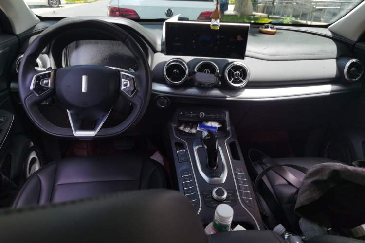 Used Wey VV5 2021 1.5T Two-Wheel Drive Smart Pioneer Center Console