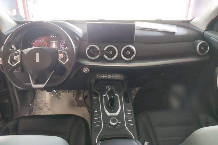 Used Wey VV5 2021 1.5T Two-Wheel Drive Color Pioneer Center Console