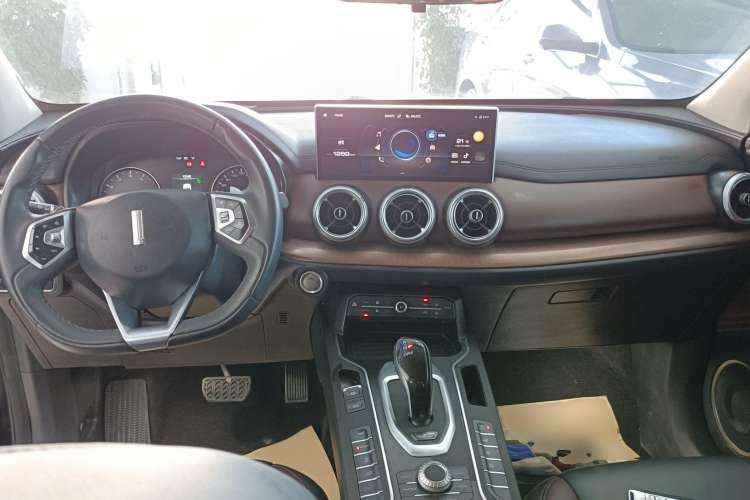 Used Wey VV5 2021 1.5T Two-Wheel Drive Color Pioneer Center Console