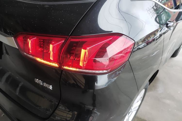 Used Wey VV5 2021 1.5T Two-Wheel Drive Color Pioneer Exterior 3