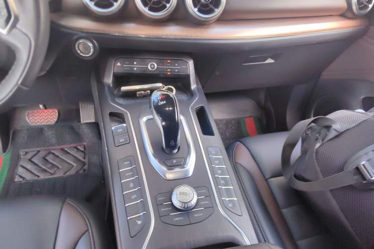 Used Wey VV5 2021 1.5T Two-Wheel Drive Smart Pioneer Gear Lever