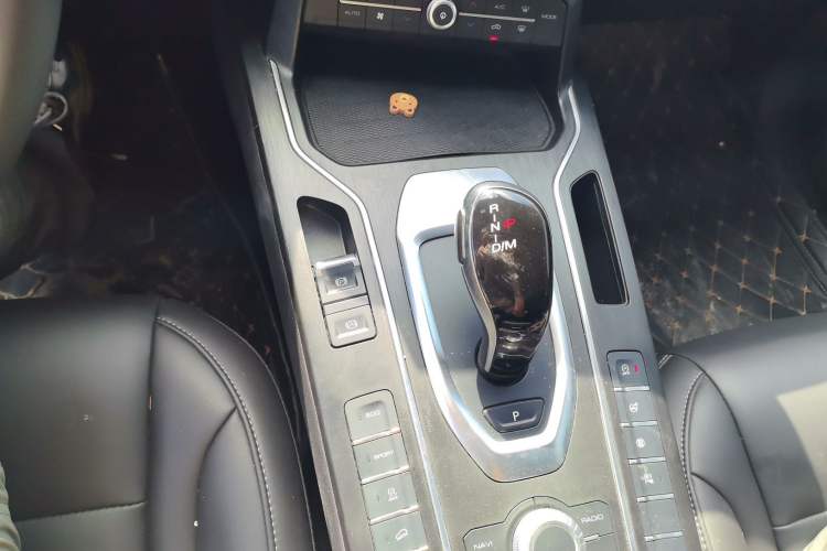 Used Wey VV5 2021 1.5T Two-Wheel Drive Color Pioneer Gear Lever
