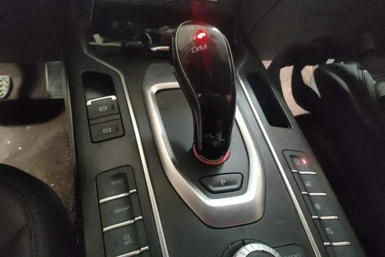 Used Wey VV5 2021 1.5T Two-Wheel Drive Color Pioneer Gear Lever