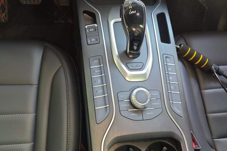 Used Wey VV5 2021 1.5T Two-Wheel Drive Color Pioneer Gear Lever