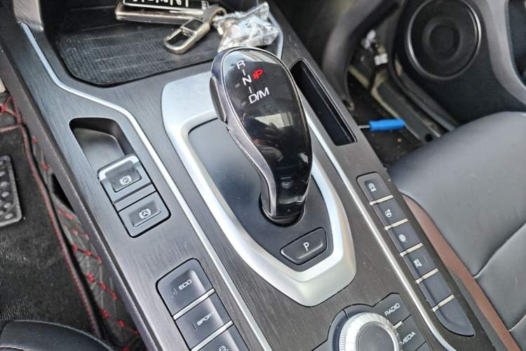 Used Wey VV5 2021 1.5T Two-Wheel Drive Color Pioneer Gear Lever