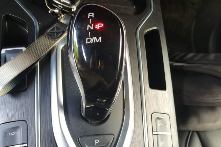 Used Wey VV5 2021 1.5T Two-Wheel Drive Color Pioneer Gear Lever