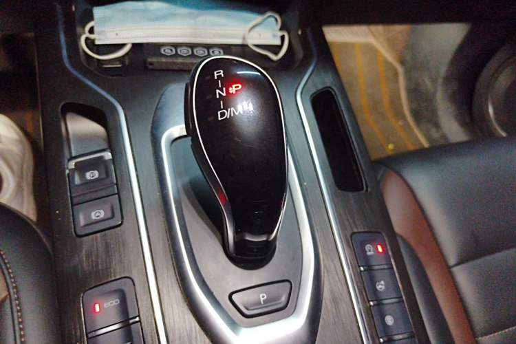 Used Wey VV5 2021 1.5T Two-Wheel Drive Color Pioneer Gear Lever