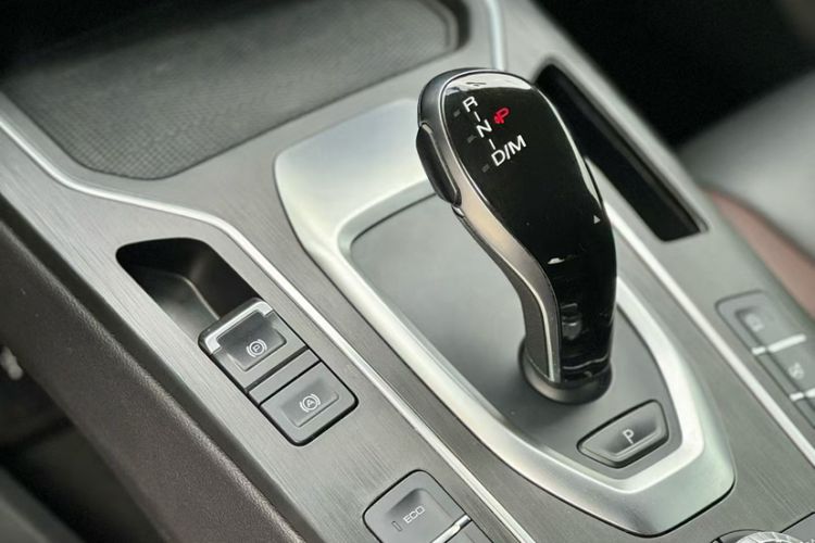Used Wey VV5 2021 1.5T Two-Wheel Drive Color Pioneer Gear Lever