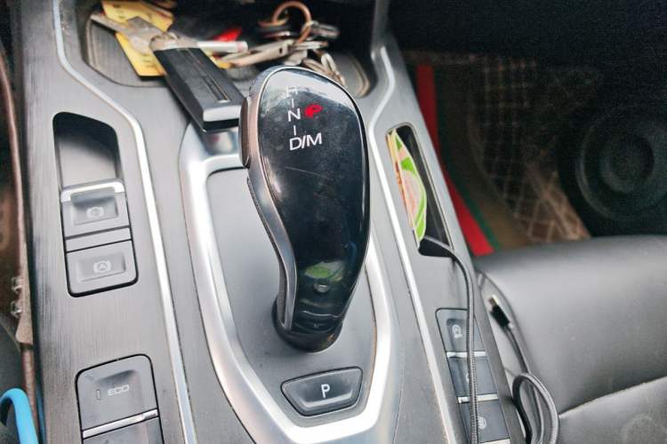 Used Wey VV5 2021 1.5T Two-Wheel Drive Color Pioneer Gear Lever
