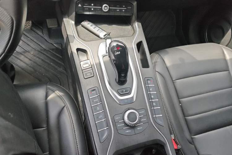 Used Wey VV5 2021 1.5T Two-Wheel Drive Color Pioneer Gear Lever