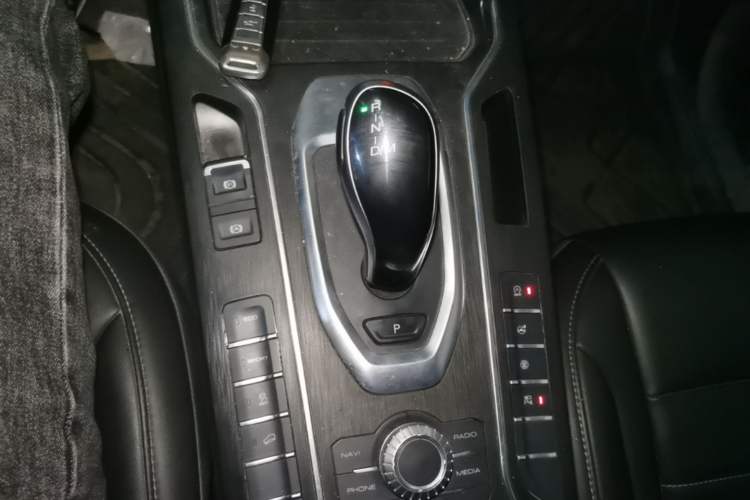 Used Wey VV5 2021 1.5T Two-Wheel Drive Color Pioneer Gear Lever