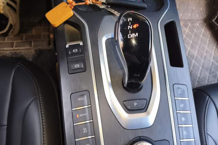 Used Wey VV5 2021 1.5T Two-Wheel Drive Color Pioneer Gear Lever