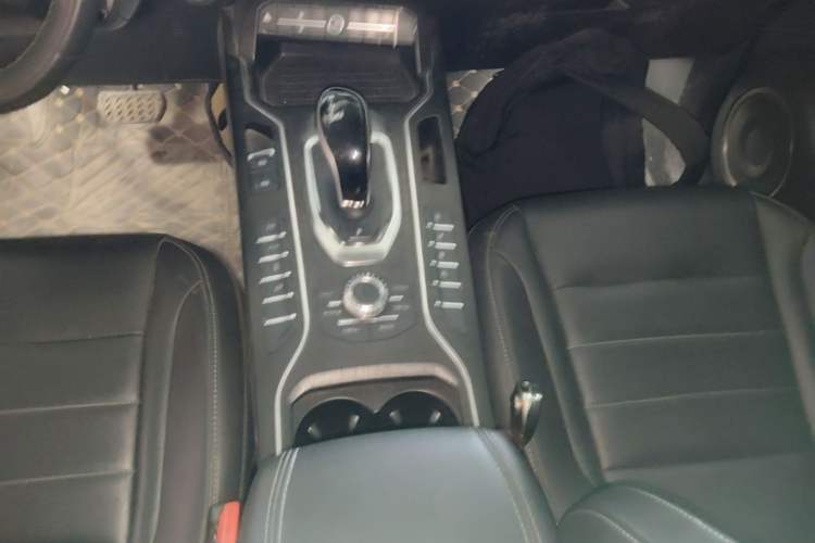 Used Wey VV5 2021 1.5T Two-Wheel Drive Color Pioneer Gear Lever