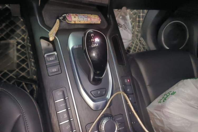Used Wey VV5 2021 1.5T Two-Wheel Drive Color Pioneer Gear Lever