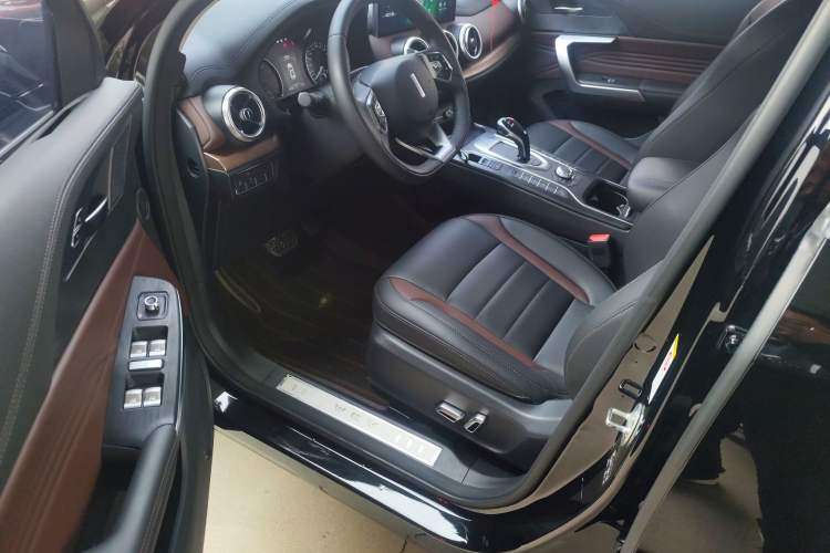 Used Wey VV5 2021 1.5T Two-Wheel Drive Color Pioneer Interior 1