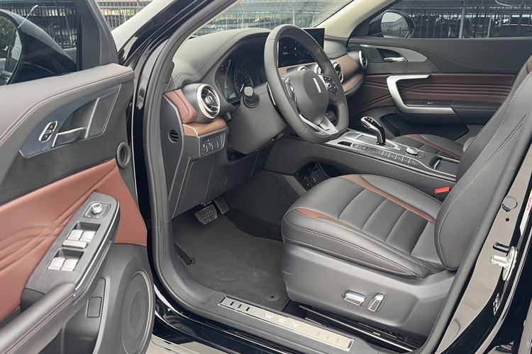 Used Wey VV5 2021 1.5T Two-Wheel Drive Color Pioneer Interior 2
