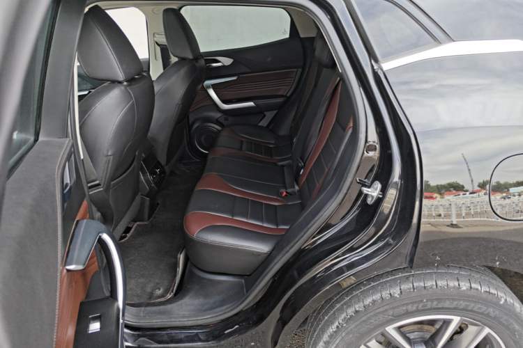 Used Wey VV5 2021 1.5T Two-Wheel Drive Color Pioneer Left Rear Seat