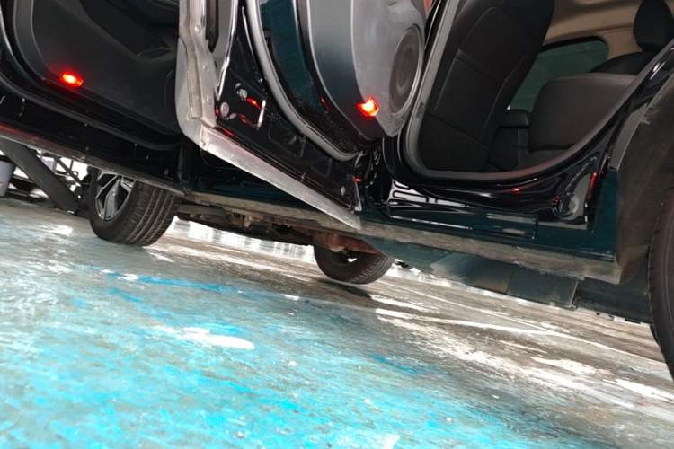 Used Wey VV5 2021 1.5T Two-Wheel Drive Smart Pioneer Left Side Sill