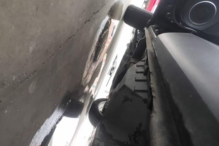 Used Wey VV5 2021 1.5T Two-Wheel Drive Color Pioneer Left Side Sill