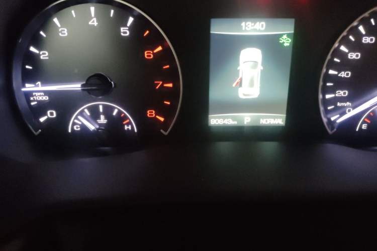 Used Wey VV5 2021 1.5T Two-Wheel Drive Color Pioneer Odometer Close Up