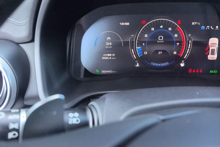 Used Wey VV5 2021 1.5T Two-Wheel Drive Smart Pioneer Odometer Close Up