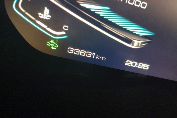 Used Wey VV5 2021 1.5T Two-Wheel Drive Smart Pioneer Odometer Close Up