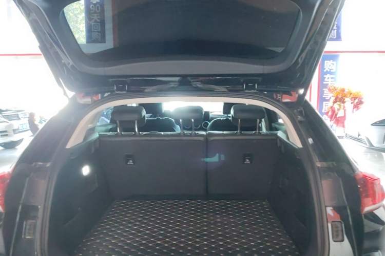 Used Wey VV5 2021 1.5T Two-Wheel Drive Color Pioneer Trunk