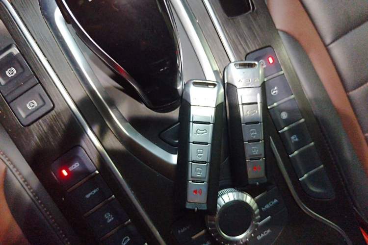 Used Wey VV5 2021 1.5T Two-Wheel Drive Color Pioneer Vehicle Key
