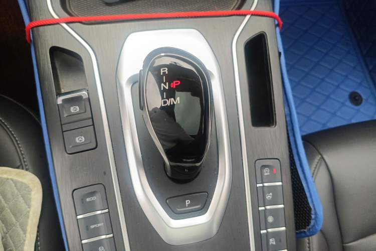 Used Wey VV5 2021 1.5T Two-Wheel Drive Color Pioneer Gear Lever