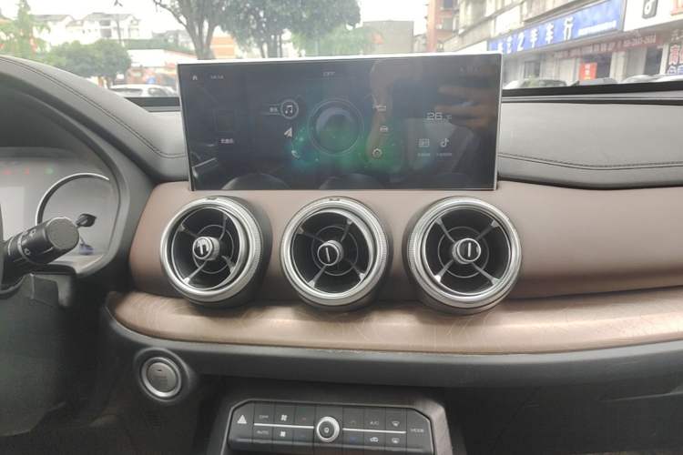 Used Wey VV5 2021 1.5T Two-Wheel Drive Color Pioneer Audio And AC Panel